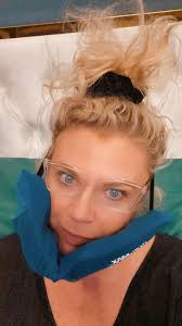 Current situation...... My mouth and jaw are not loving all the talking  I've been doing this week! I didn't even know a CryoMAX was a thing!! Have  you seen these contraptions????