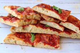 600 g farina di farro bio, 300 g farina 2, 100 g semola rimacinata, 750 g acqua fredda, 1 g lievito di birra secco, 20 g sale, 15 g olio evo, a piacere farcitura. Pizza In Teglia Alla Romana Ad Alta Idratazione Leggera E Croccante