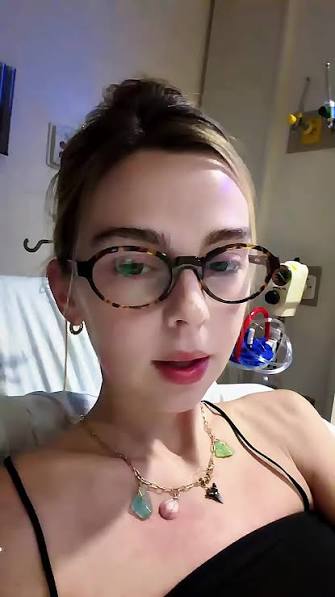 The doctor is discussing palliative care. Despite the diagnosis, this  26-year-old woman stated that she refused to give up and remained  determined to keep fighting. #influencer #cancer #diagnosis ...