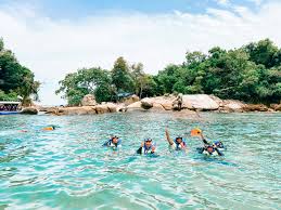 Terdapat tempat parking yang telah disediakan disini khas kepada pengungjung yang ingin tinggalkan kereta di jeti lumut tetapi perlu membayar harga parking, namun jangan risau ada orang. Sf Watersports Centre Postingan Facebook