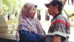 9.istri yang selalu mendoakan suaminya. Ini 10 Sifat Mulia Istri Yang Bisa Lancarkan Rezeki Suami Islampos