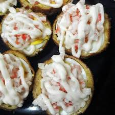 Recipe list in the description!ingredients:2 eggs2 crab filament sticks1/4 cup flour1/4 breadcrumbs1 egg for breadinginstructions:1. Resepi Golden Ball Ala Sushi King