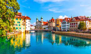 Starting in the gotthard region, it steadily flows northward, through lake lucerne, and after 160 kiliometers it ultimately flows near windisch into the. Schwimmen In Der Reuss Stadt Luzern Erhoht Sicherheitsmassnahmen Reiseziele Ch