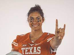She competed in the women's 50 metre breaststroke and women's 100 metre breaststroke at the 2019 world aquatics championships. Longhorns Gain 2020 Verbal From World Championship Finalist Anna Elendt Swimming World News