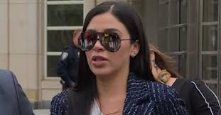 Emma coronel aispuro de 31 años de edad, que cuenta con ambas nacionalidades, es esposa del líder del la detenida antes del 2017, fecha de la extradición de el chapo a los estados unidos. Euwarx8ea6n9dm
