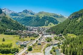 Find location, trail maps and piste maps covering the mountains 1700m of vertical range and surrounding area. Alpine Residences Five Things We Love About Summer In Val D Isere