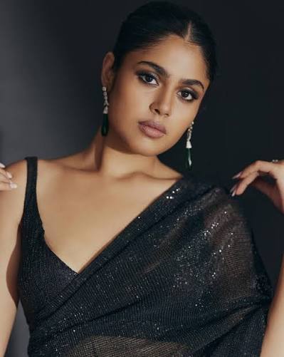 Black and the beauty in its darkness. Dark like the flip side of love. Dark  like the complicated human mind. Dark like hiding an obsession. Dark like  the absence of a light
