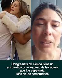 Santiagueros haciendo cola para comprar pollo debajo de un fuerte aguacero