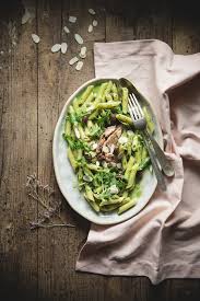 450 g di malloreddus 300 g di gamberetti 2 dl di vino bianco 150 g di rucola un cipollotto 16 fiori di zucca olio extravergine d'oliva pepe. Pasta Al Pesto Di Rucola Mandorle Olive E Sgombro Campi Di Fragole Per Sempre