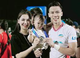 Quế ngọc hải bật mí lý do anh không đá penalty chân sáo: Quáº¿ Ngá»c Háº£i Xin Phep Vá»£ Om Cup Vo Ä'á»‹ch Ngá»§ Rieng