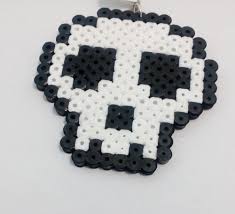 Porte Cles Pixel Art En Perle Hama Tete De Mort Perles Hama Pour Halloween Perles Hama Hama