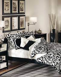Furniture pieces are all in white, some of which have unique textures like the padded headboard and the tufted ottoman. 18 Stunning Black And White Bedroom Designs