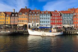 Danemarca (daneză danmark ) sau regatul danemarcei ( kongeriget danmark ) este din punct de vedere geografic cea mai mică şi danemarca se află la limita dintre marea baltică şi marea nordului. Romani Din Danemarca Home Facebook