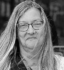 Lisa Genter's Instagram, Twitter & Facebook