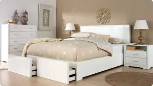 غرفة نوم من الخشب الصلب