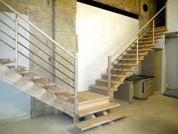 Escalier A Double Volees Droites Avec Palier Marches En Lamelle Colle Frene Avec Sous Faces Taillees En Pointe De Diamant Sur Fixations Invisib Rangement Escalier Escalier Bois Et Escaliers Maison