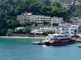 Ο όρμος πατητήρι αποτελεί το επίνειο της νήσου, όπου και συνδέεται ακτοπλοϊκά με. Alonnhsos Nhsos Alonnhsos Ellada Boreies Sporades Alonnisos Alonissos Island Greece