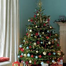 Weihnachtsbaum Schmucken Girlande Blau Wand Christmas Tree Holiday Decor Christmas