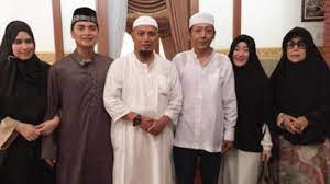 Larissa chou lahir di cirebon pada 23 april 1996. Awalnya Kalah Debat Alasan Larissa Chou Jadi Mualaf Ayah Dan Neneknya Juga Ikut Memeluk Islam Tribun Jateng