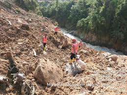 Tim sar gabungan melakukan proses evakuasi dan pencarian, korban bencana longsor di areal proyek pembangunan plta batang toru, di kelurahan wek i, kecamatan batang toru, tapanuli selatan, jumat (30/4/2021). Tim Gabungan Fokus Cari Korban Longsor Di Tapanuli Selatan Kapoldasu Maksimalkan Tim Sar Metrokampung Com