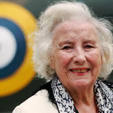 Vera Lynn, la voz de la esperanza de los británicos en la guerra, muere a  los 103 años