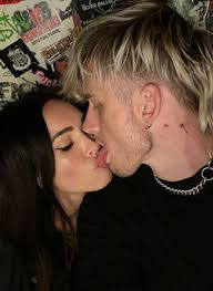 El rapero Machine Gun Kelly lleva un collar con la sangre de la actriz  Megan Fox