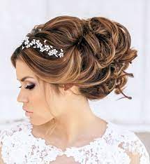 Hochsteckfrisur Haarreif Perlen Volumen Locken Brautfrisur Hochzeitsfrisuren Frisur Hochzeit