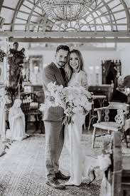 Standesamt Hochzeit Foto Ideen Tipps Regenhochzeit Von Hochzeitsplaner Braut Hochzeitsfotograf In 2020 Regen Hochzeit Brautpaar Fotos Hochzeitsfotograf