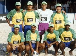 São seis jogadores por time (em vez de cinco) e dois tempos de 20 minutos (e não três de 12). Do Mundial De 1995 A Era Fifa Futebol De Areia Chega Aos 25 Anos Transformando Vidas Futebol De Areia Ge