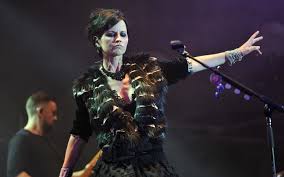En tu cabeza, en tu cabeza zombi, zombi, zombi ¿qué hay en tu cabeza?, en tu cabeza zombi, zombi, zombi. The Cranberries Zombie Like You Ve Never Heard It Before Rnz