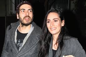 El ele yürürken karşılarında gazetecileri bulan ikili objektiflere gülümsedi. Harun Tekin Ve Sevgilisi Melisa Sozen Istanbul Gecelerinde