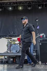 Can This Guy Sing He Looks Like A Good Ole Country Boy What A Voice Love When It Rains It Pours Country Music Country Music Concerts Country Music Videos