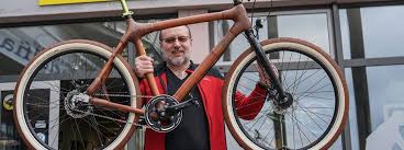 2rad Popp Steht Mit Rad Und Tat Am Fahrrad Zur Seite