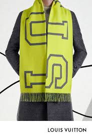 L Echarpe Fluo Louis City De La Collection Louis Vuitton Automne Hiver 2018 Est Signee Louis En Majuscules Gea Well Dressed Men Men S Denim Style Men Dress