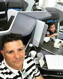 Ella: Papa papa!!!!! Me puedo bajar a despedirte? Yo: Vas tarde al Tennis  mi amor, Ella: Porfis, Yo: Ok dale, Ella: Te extrañare estos 2 días pero se  que trabajas duro para