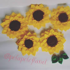 Hari ini giliran membongkar stok kain flanel, tinggalkan dulu komputer dan atributnya :d kemudian, lanjutkan jahit feston hingga lingkaran coklat tertutup. Pola Bunga Matahari Dari Kain Flanel Pigura