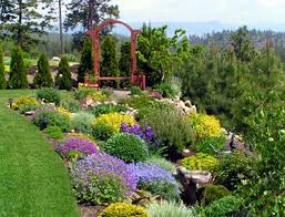 Lots Of Mounds Landschaftsbau Am Hang Landschaftsbau Fur Kleinen Hinterhof Abschussiger Garten