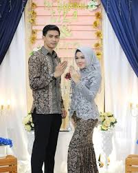 Dengan celana putih dan tulle embroidery blouse tetap memberi kesan formal. Lovable Engagement Moment Of Maulizayfrianti By Amoirephotography Kebaya Muslim Busana Batik Gaun Batik
