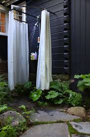 Outdoor Dusche Fur Eine Erfrischung Wahrend Der Heissen Sommertage Hintergarten Gartendusche Duschabtrennung