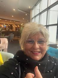 Hi Everyone, love from Holland! Quick question i'm setting up my IG and do  I pick creator or business? Is there a big difference? (I think i'm  overthinking haha) It's going to