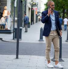 Calça Bege Com Camisa Jeans Masculina Tenis Branco Dicas De Look Masculino Para Combina Lo Marco Da Moda Moda Masculina Casual Moda Moda Masculina Dicas