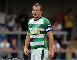 Yeovil town captain lee collins has died at the age of 32. Beruhrende Ehrungen Fur Lee Collins Vor Dem Huish Park Nachdem Der Kapitan Des Yeovil Town Clubs Im Alter Von 32 Jahren Gestorben War Aktuelle Boulevard Nachrichten Und Fotogalerien Zu Stars Sternchen
