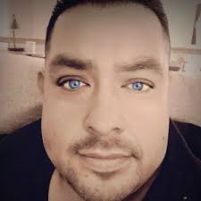 Ivan Robles (@ivan.robeless)