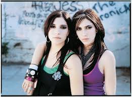The group was formed in 2004 by identical twin sisters lisa and jessica origliasso. The Veronicas 2006 4ever 9 Bild Foto Fan Lexikon