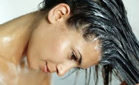 Sappiamo che le cause della produzione eccessiva di sebo vanno ricercate principalmente all'interno dell'organismo e dipendono dalla predisposizione genetica; . Capelli Grassi I Rimedi Davvero Efficaci Per I Capelli Unti