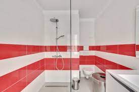 Il n'y a pas de salle de bain sans baignoire ou sans douche. Salle De Bain Avec Un Carrelage Rouge Photos Et Idees Deco De Salles De Bain Avril 2021 Houzz Fr