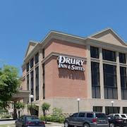 Â€œthe pool, changing rooms and jacuzzi weren't spotlessly clean, but the steam room and sauna were. 72 Birmingham Hotels With Hot Tub In Room Find Rooms With Private Jetted Hot Tubs In Birmingham Al Travelocity