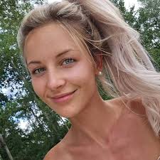 Luomu luonnollinen Nainen.Aika vähän meikkejä.Kaikki teenäisyys  poissa.Nainen/naiset joista pidän.