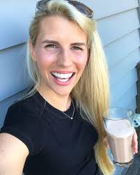 🐝 Cocoa Buzzing my way into the day TIFFXO Smoothie style. I love me a  breakfast I can grab and go