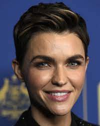 Самые новые твиты от rubi rose (@rubixxrose): Frisur Mit Politischer Botschaft Ruby Rose Zeigt Herz Promiflash De